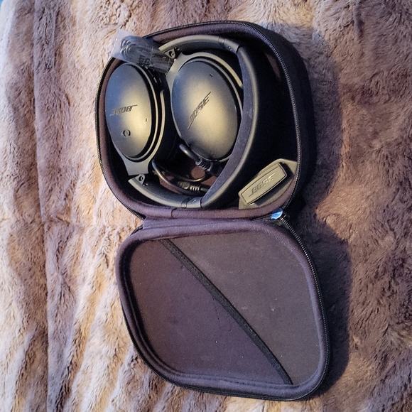 Nice Bose headphones  cannot beat the price - Picture 2 of 8
